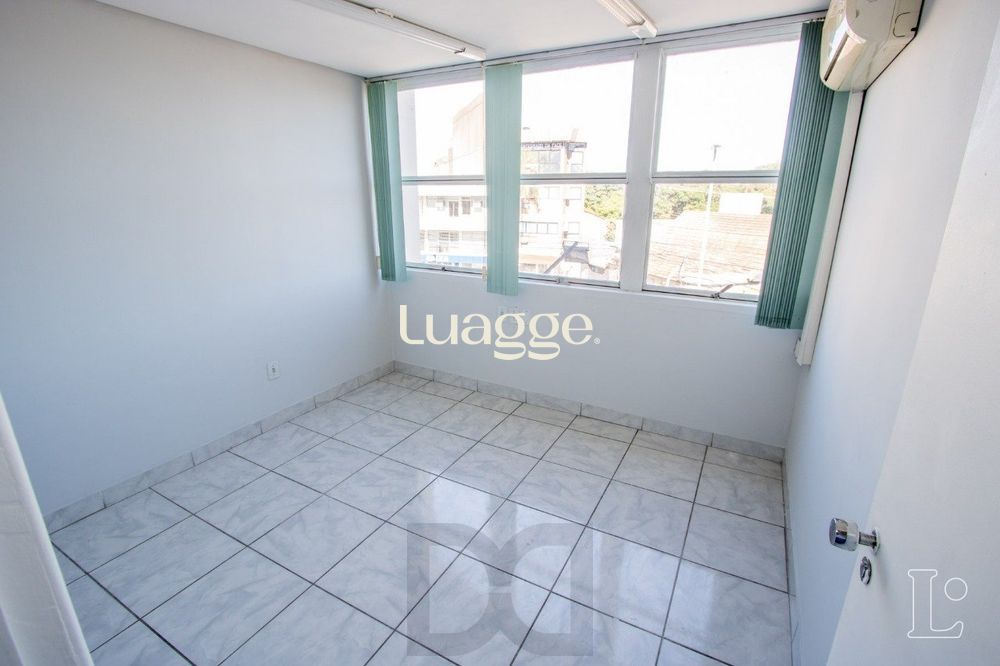 Sala comercial com 22m² de área privativa, frente, piso cerâmico, equipada com lavabo e ar-condicionado split — foto 1