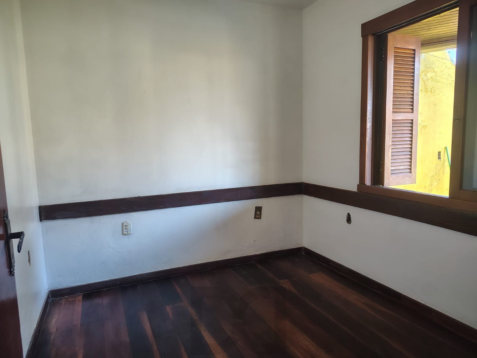 Casa de 4 dormitórios, 1 suíte e 4 vagas de garagem no bairro Cavalhada. — foto 8