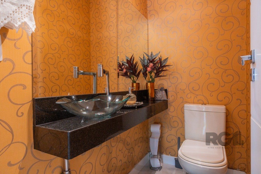 Casa de Condomínio com Arquitetura Exclusiva e Ambientes Sofisticados — foto 20
