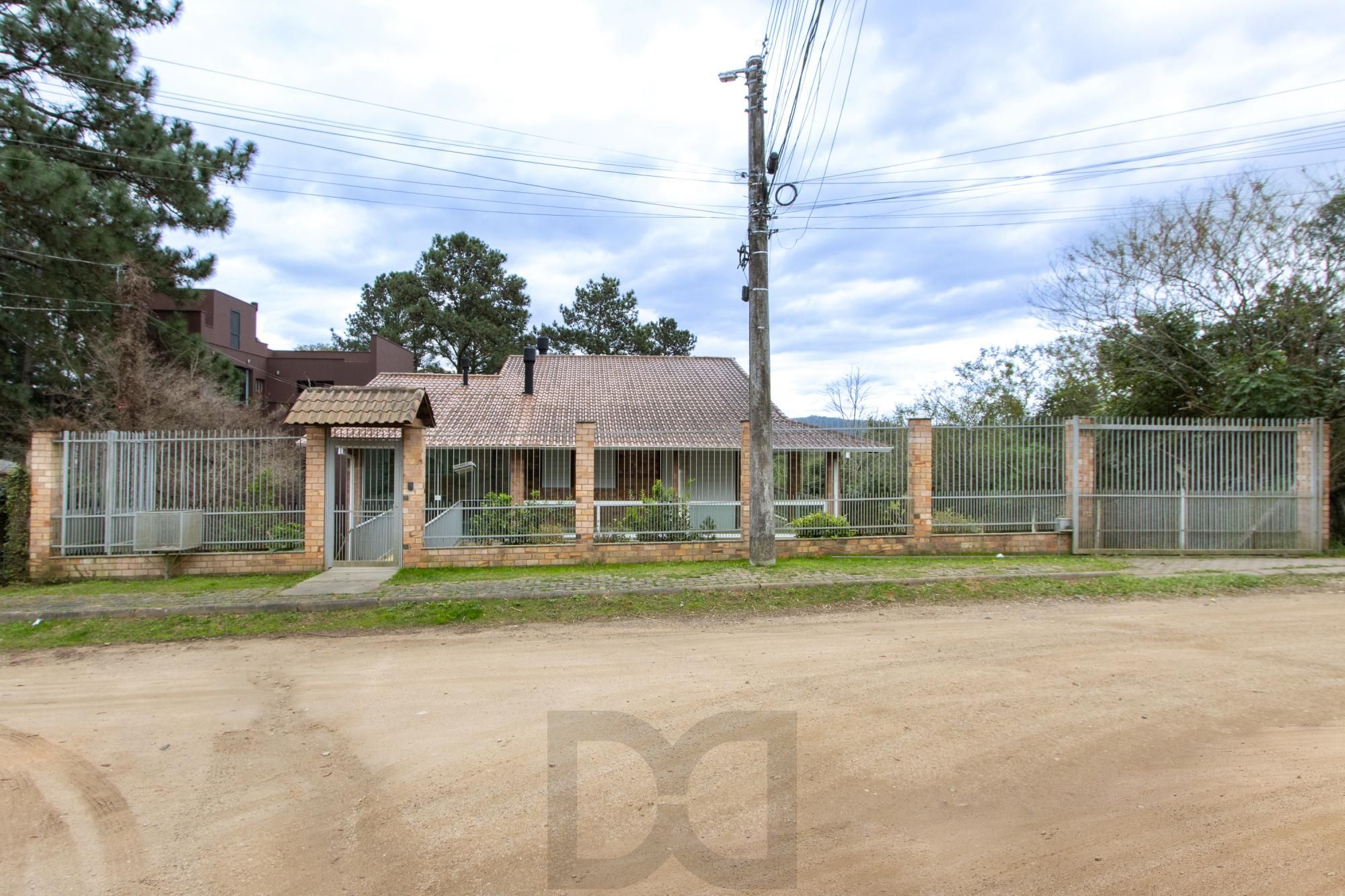 Casa de alvenaria, com 3 dormitórios, 1 suíte, living, cozinha, lavanderia, churrasqueira, banheiro social, pátio e 4 vagas de garagem. — foto 2