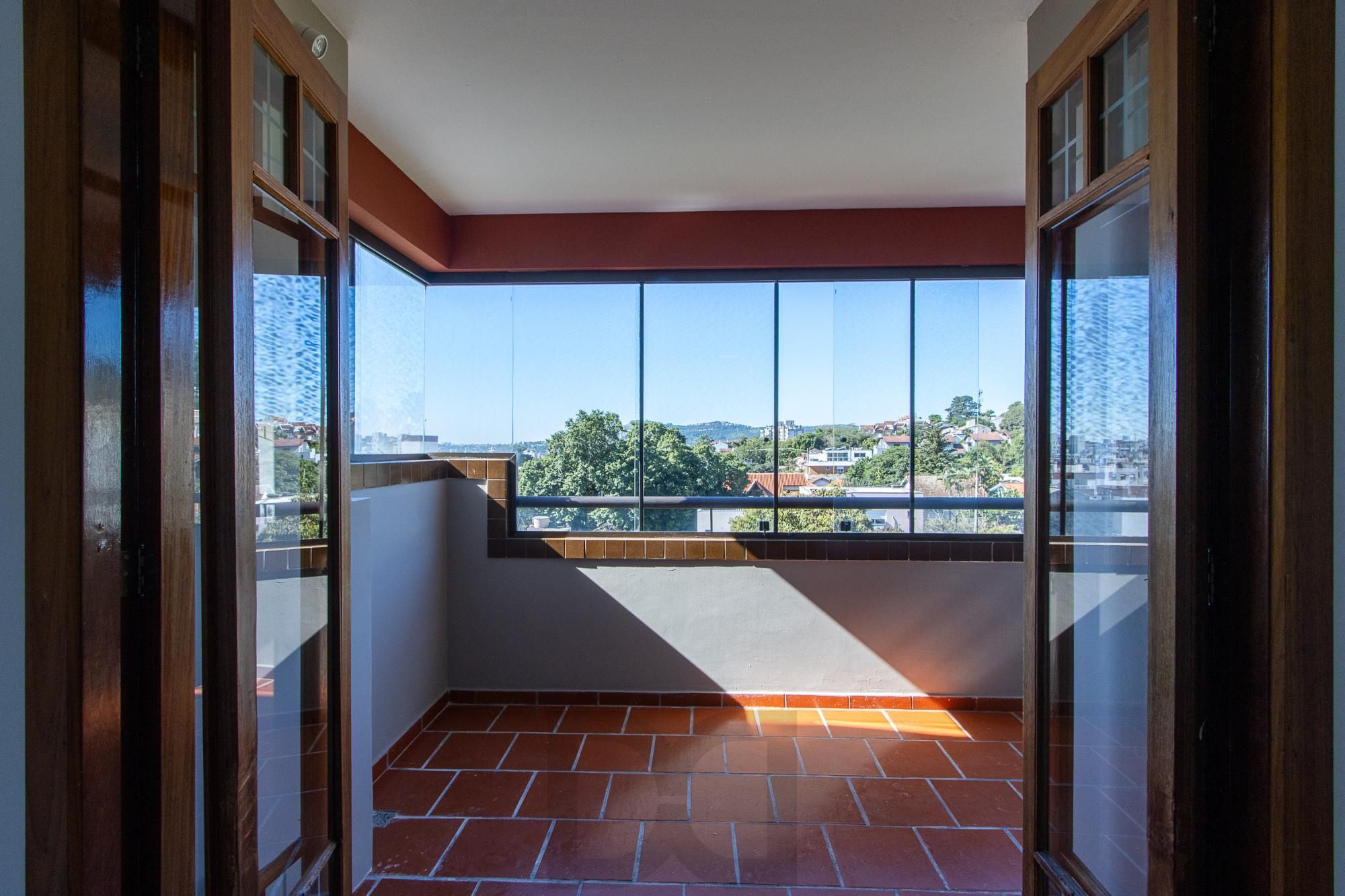 Apartamento de 2 dormitórios, 1 suíte e 2 vagas de garagem no bairro Tristeza. — foto 4