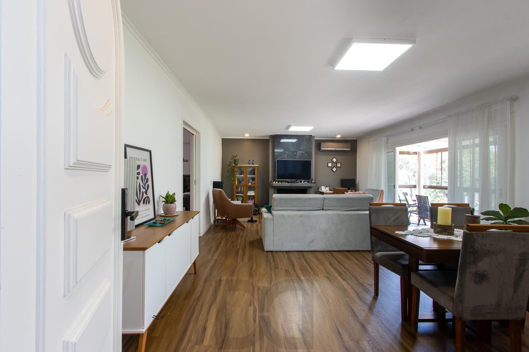 Linda casa totalmente reformada, 3 quartos (1 suite), 2 vagas cobertas - Bairro Nonoai — foto 5