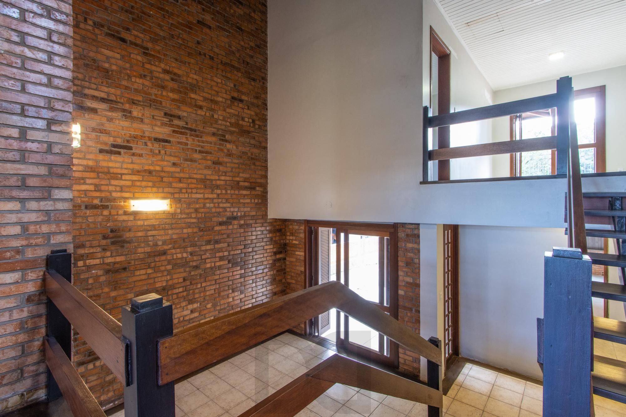 Ampla Casa com 2 Suítes, Closet, Lareira e Pátio com Árvores Frutíferas. — foto 27