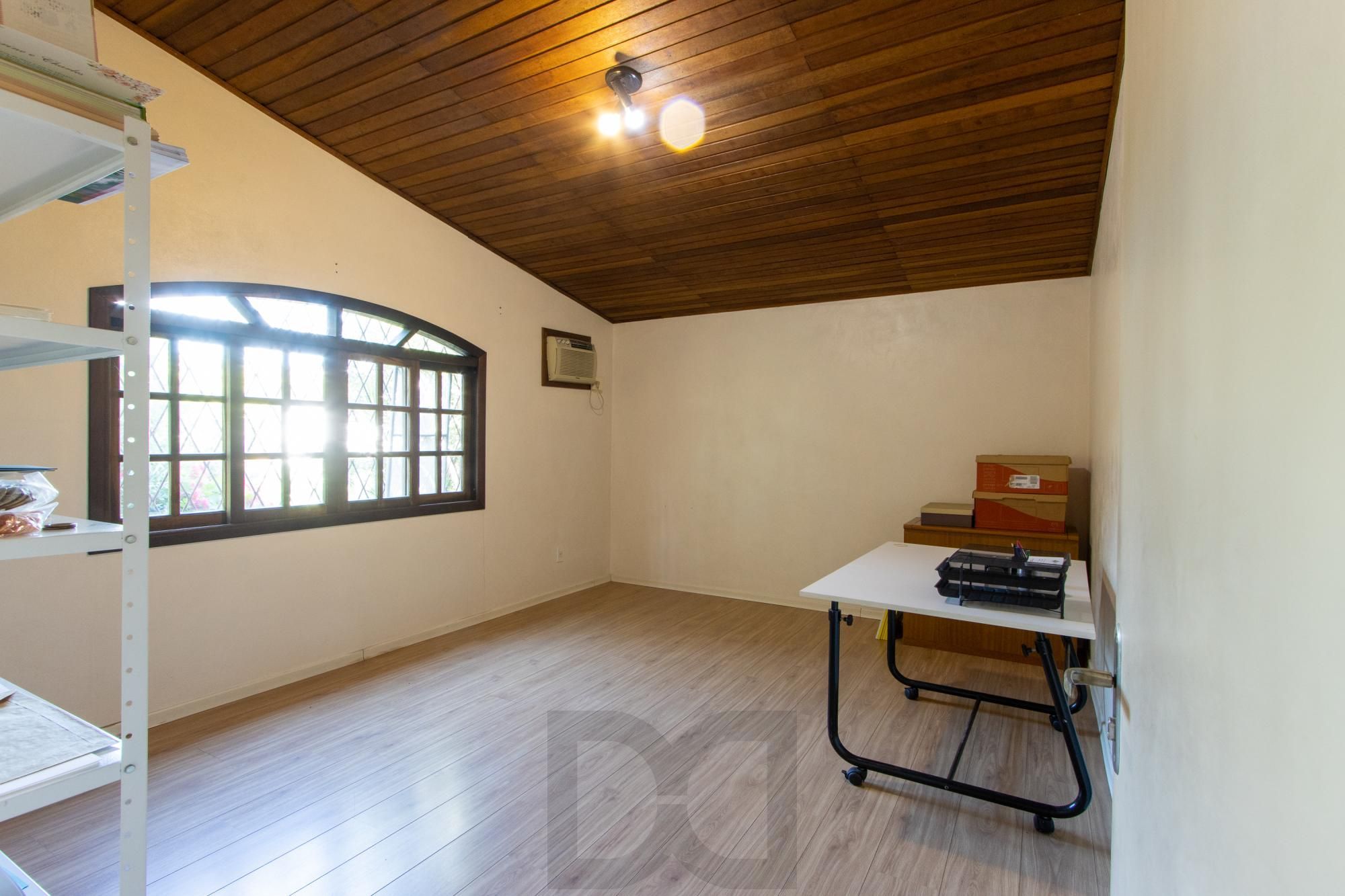 Casa de Alvenaria, possui 3 dormitórios, uma suíte, hall de entrada, lavabo, living com lareira, cozinha ampla com armários, área gourmet com churrasqueira, corredor, pátio e 4 vagas de garagem, uma construção em anexo que possui hall de entrada, lavabo, living, cozinha, escritório, banheiro social — foto 50