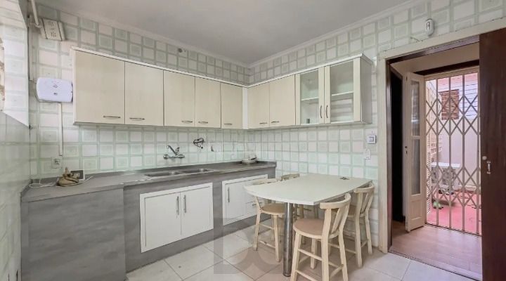 Casa de 3 dormitórios, 1 suíte e 3 vagas de garagem, bairro Ipanema. — foto 5