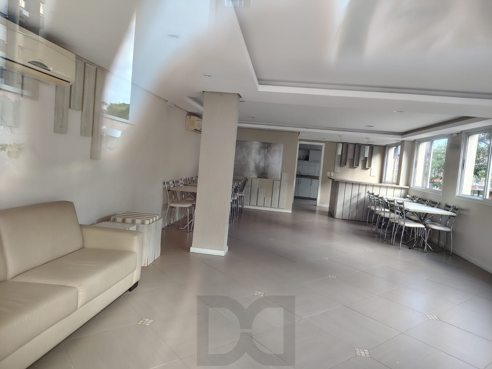 Apartamento de 2 quartos, living para 2 ambientes, cozinha com churrasqueira e 1 vaga de garagem coberta. — foto 15