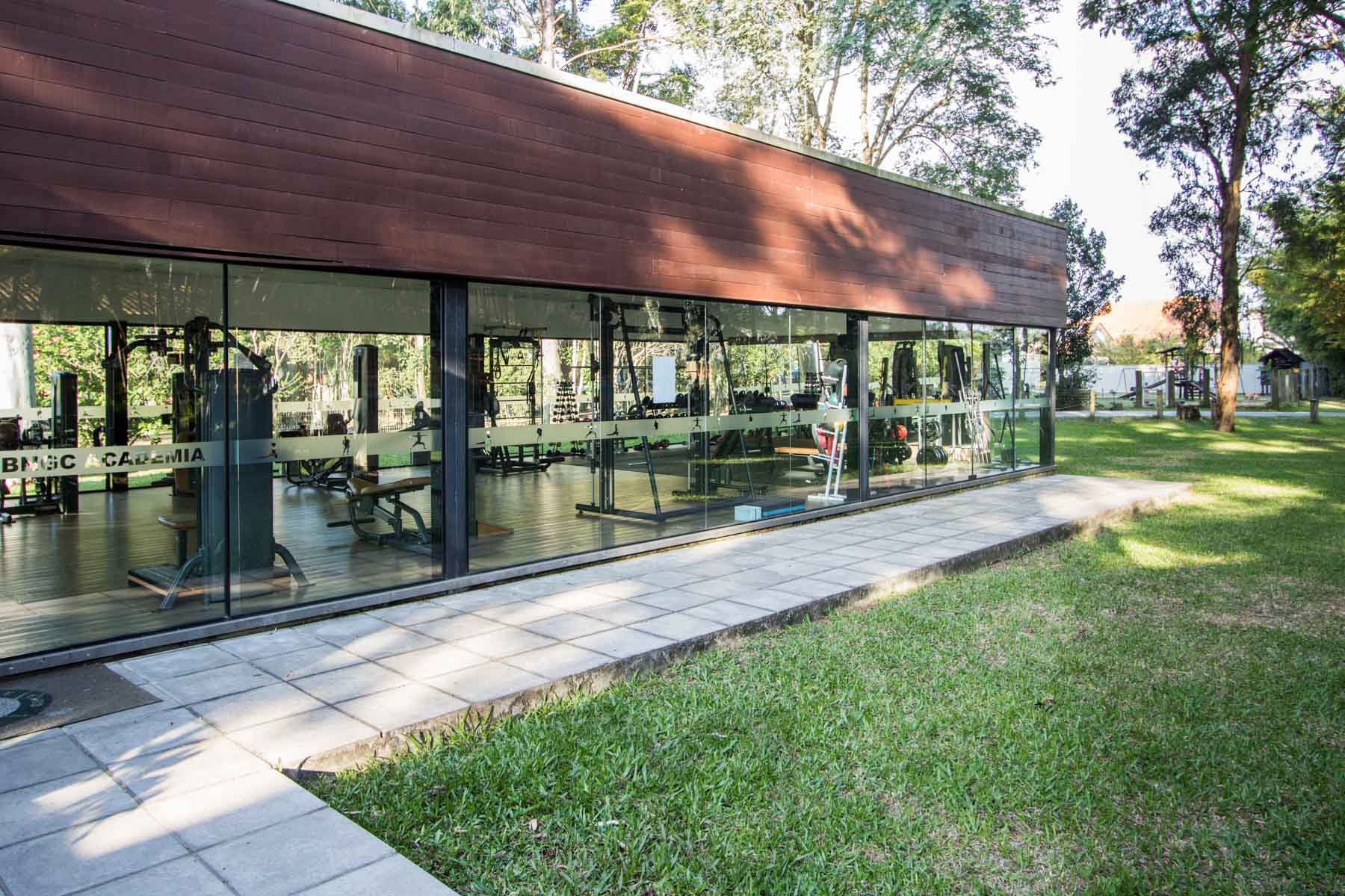 A casa conta com 434m2 de área construída, mas com um aproveitamento total dos 1.012m2 do lote — foto 77