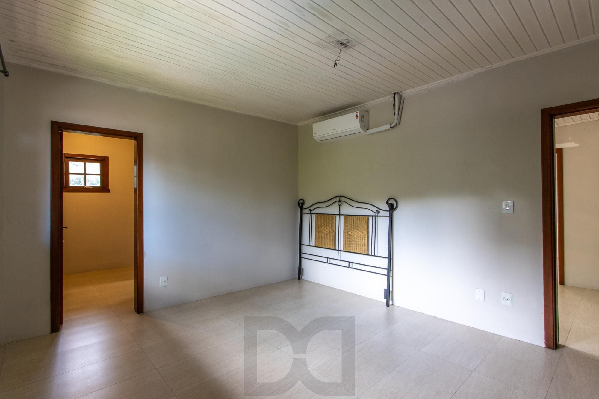 Ampla Casa com 2 Suítes, Closet, Lareira e Pátio com Árvores Frutíferas. — foto 14