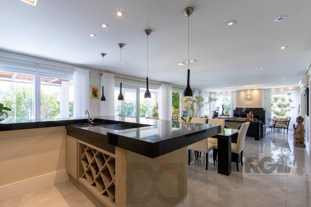 Excelente residência no Condomínio Terra Ville com aproximadamente 474,74m² privativos. — foto 23