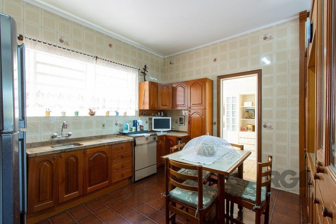 Casa com 4 quartos, suíte, churrasqueira, lareira, garagem coberta e lindo jardim. — foto 14