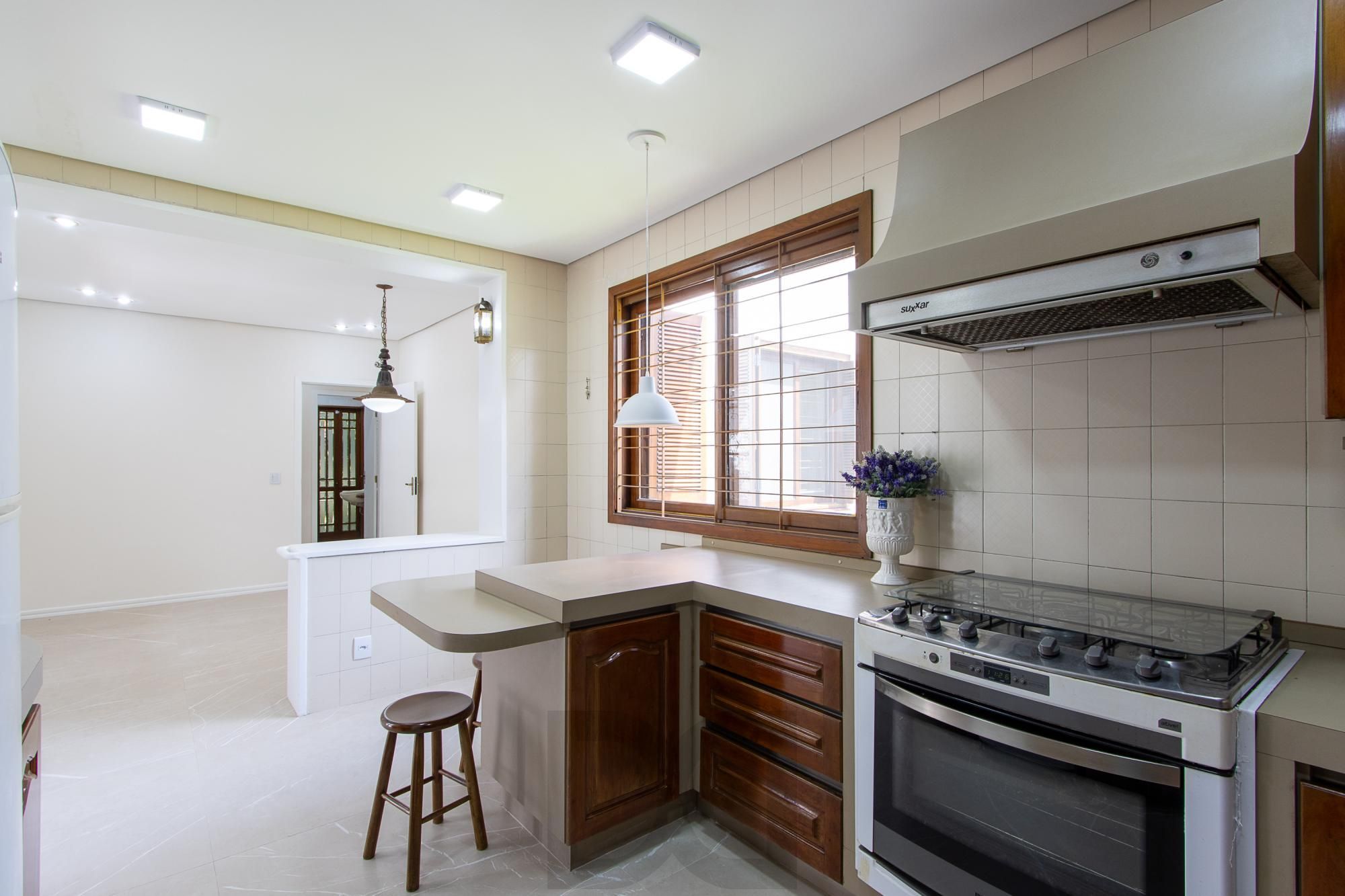 Casa com 2 dormitórios 3 banheiros. lareira e churrasqueira, e com arquitetura moderna. — foto 32