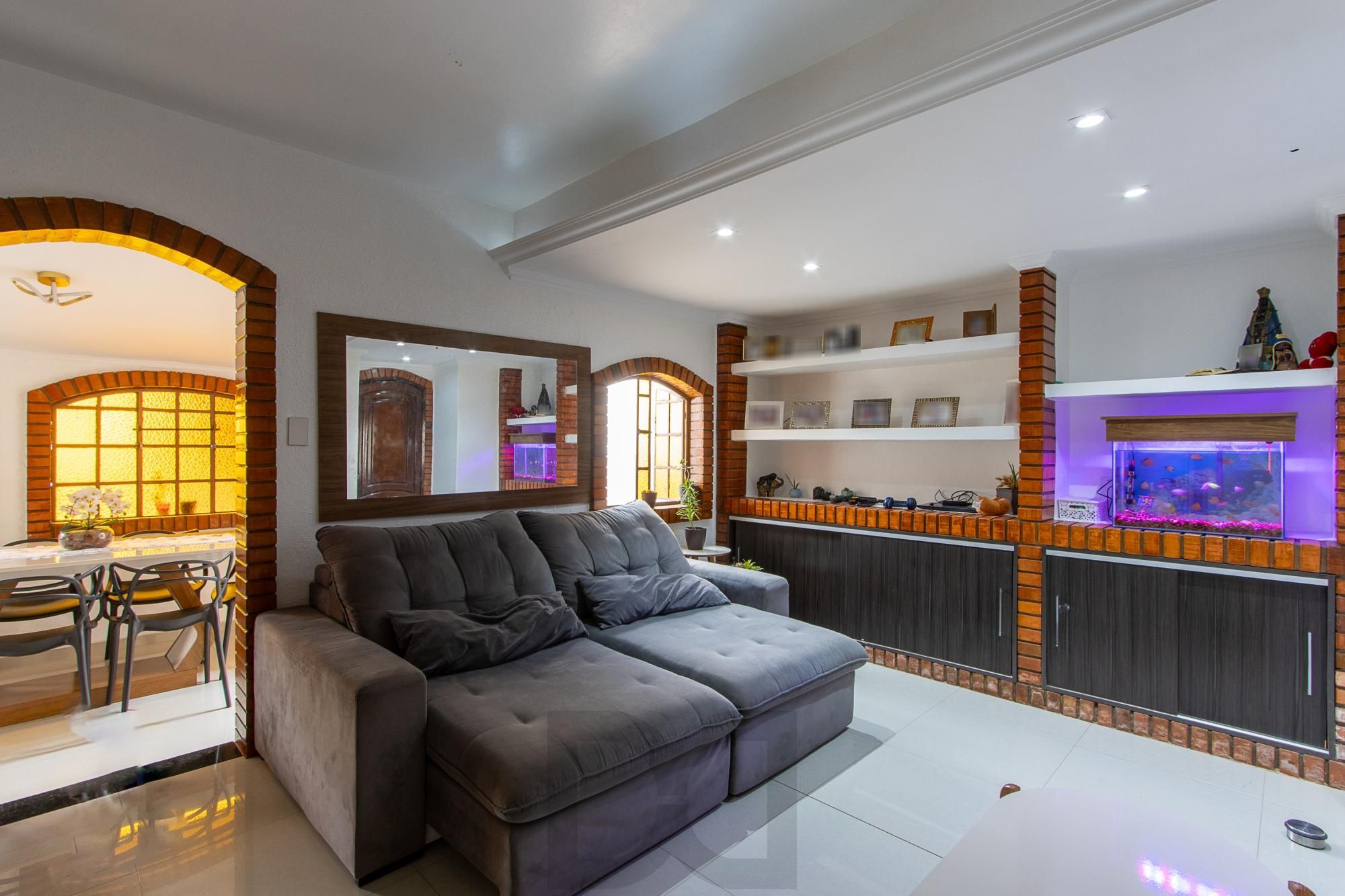Casa de 4 dormitórios, 2 suítes, piscina, pátio e 2 vagas de garagem. — foto 3