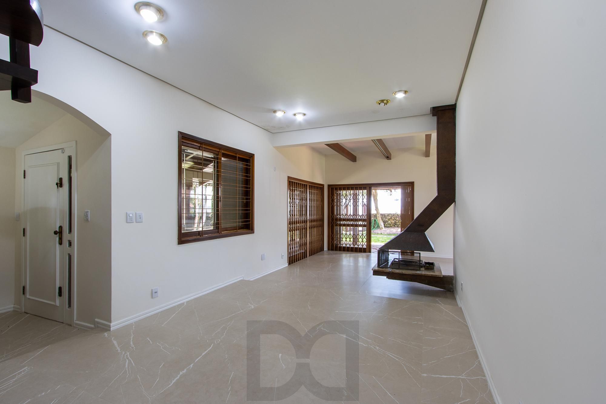 Casa com 2 dormitórios 3 banheiros. lareira e churrasqueira, e com arquitetura moderna. — foto 1