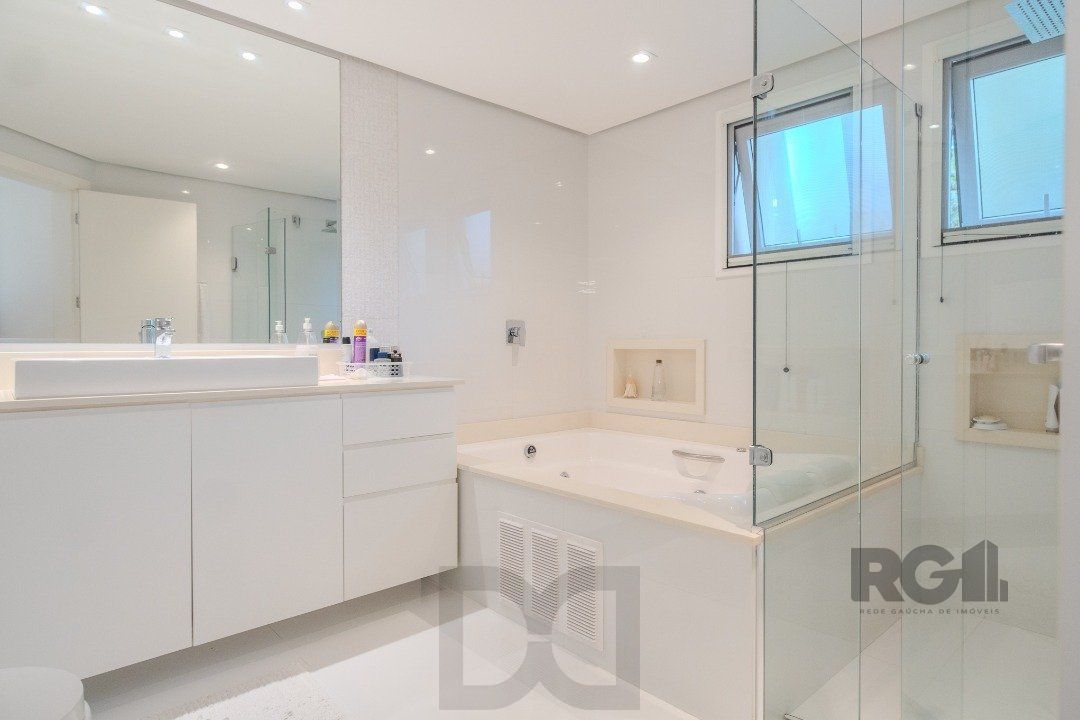 Casa semimobiliada e possui 3 suítes (sendo 1 delas master com closet e hidro) — foto 47