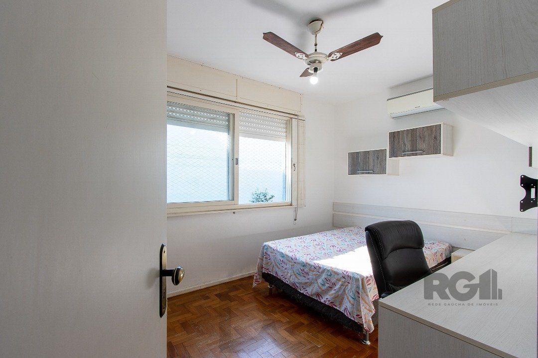 Casa térrea, com 3 dormitórios, 1 suíte, no bairro Ipanema. — foto 17