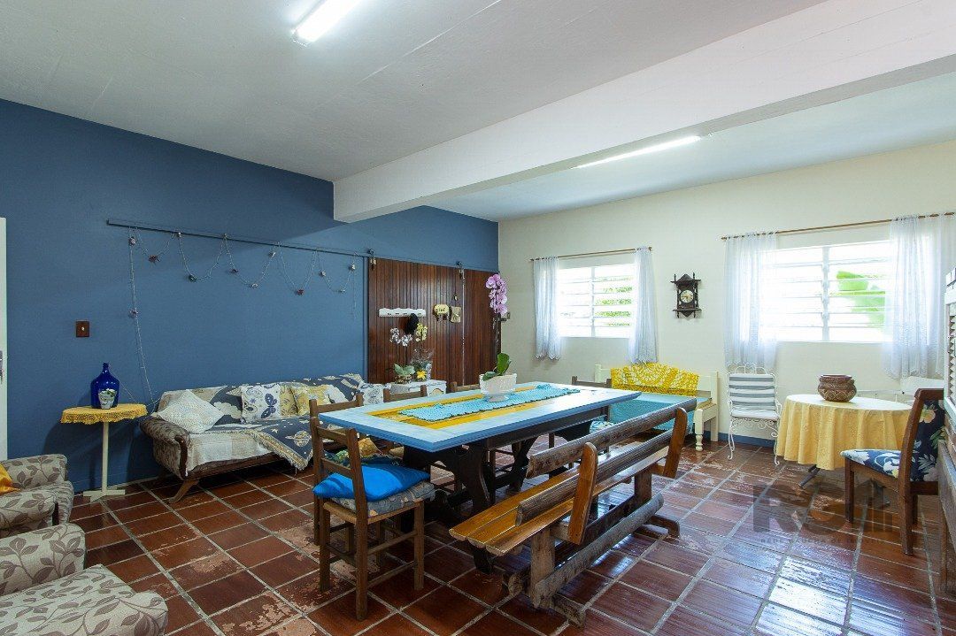 Casa com 4 quartos, suíte, churrasqueira, lareira, garagem coberta e lindo jardim. — foto 26