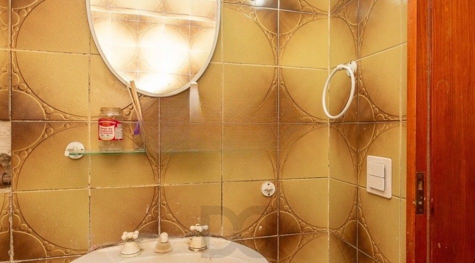 Casa de 3 quartos,1 suíte, closet, living com lareira, pátio, piscina e 2 vagas de garagem. — foto 6
