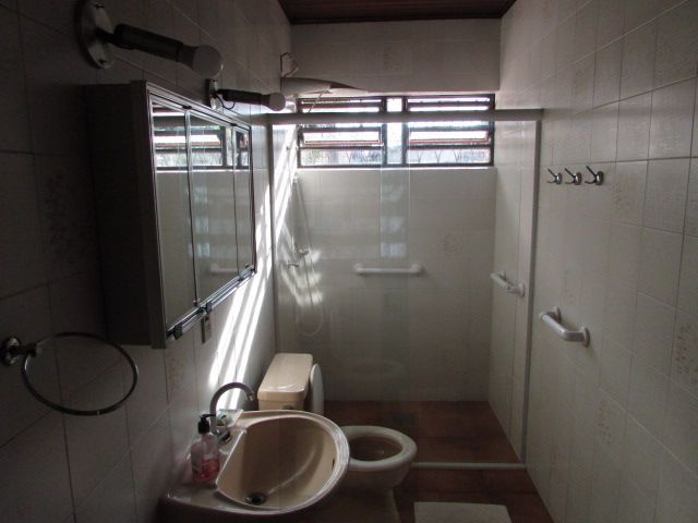Casa térrea, com 3 dormitórios, 1 suíte, no bairro Nonoai. — foto 17