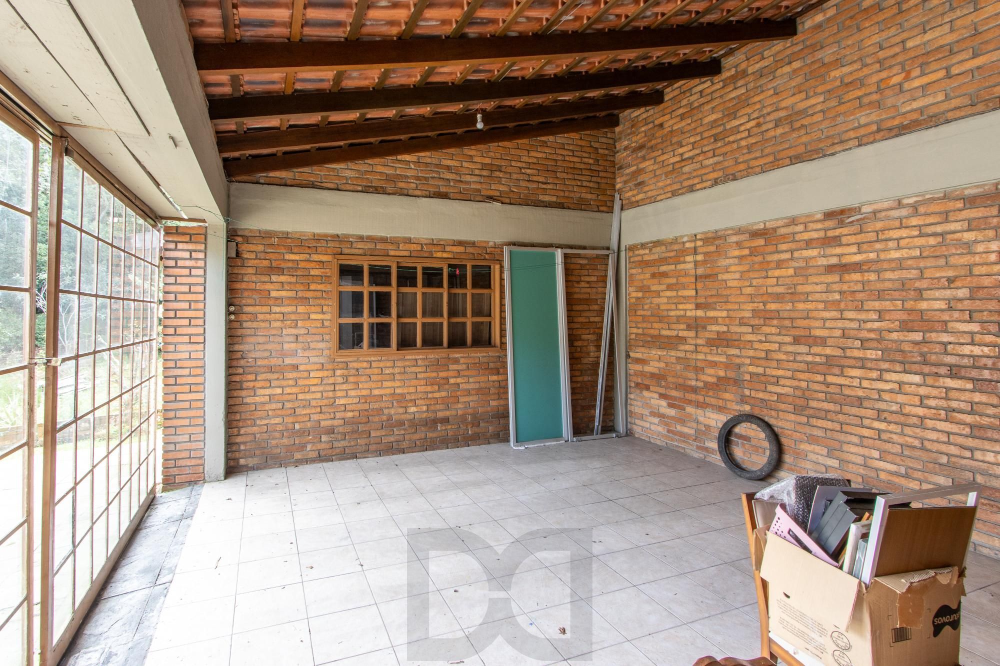Ampla Casa com 2 Suítes, Closet, Lareira e Pátio com Árvores Frutíferas. — foto 40