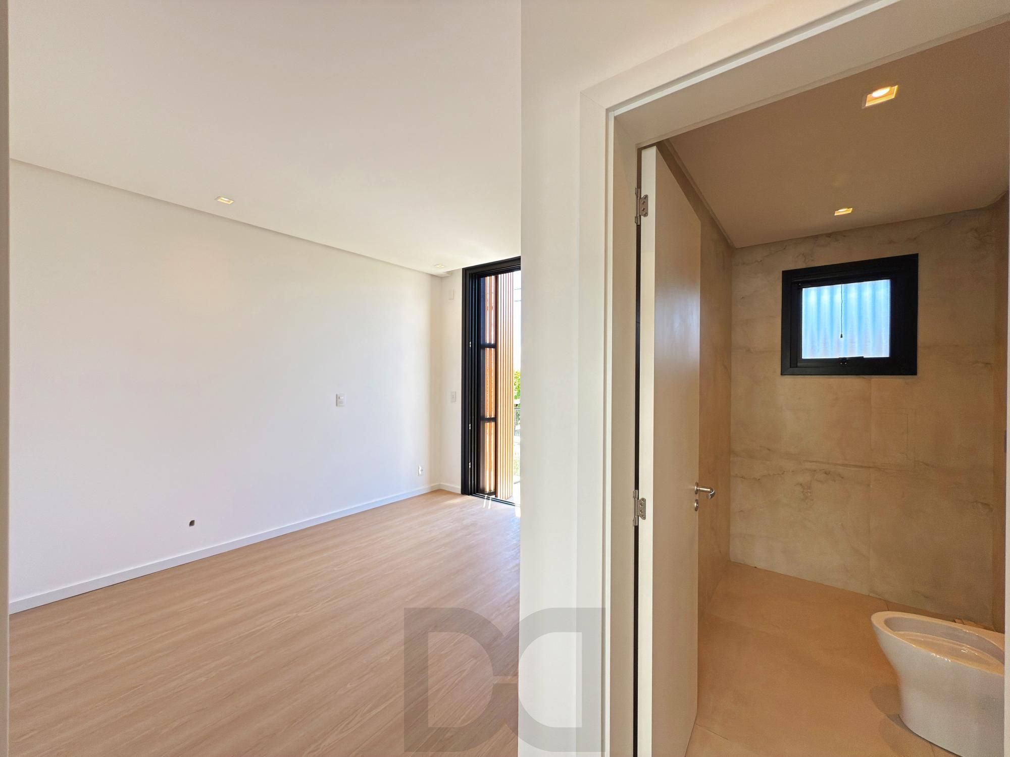 A casa conta com 434m2 de área construída, mas com um aproveitamento total dos 1.012m2 do lote — foto 54