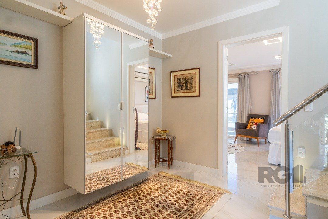 Casa de Condomínio com Arquitetura Exclusiva e Ambientes Sofisticados — foto 37