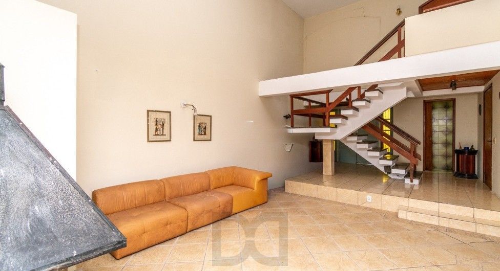 Casa de 3 quartos,1 suíte, closet, living com lareira, pátio, piscina e 2 vagas de garagem. — foto 2