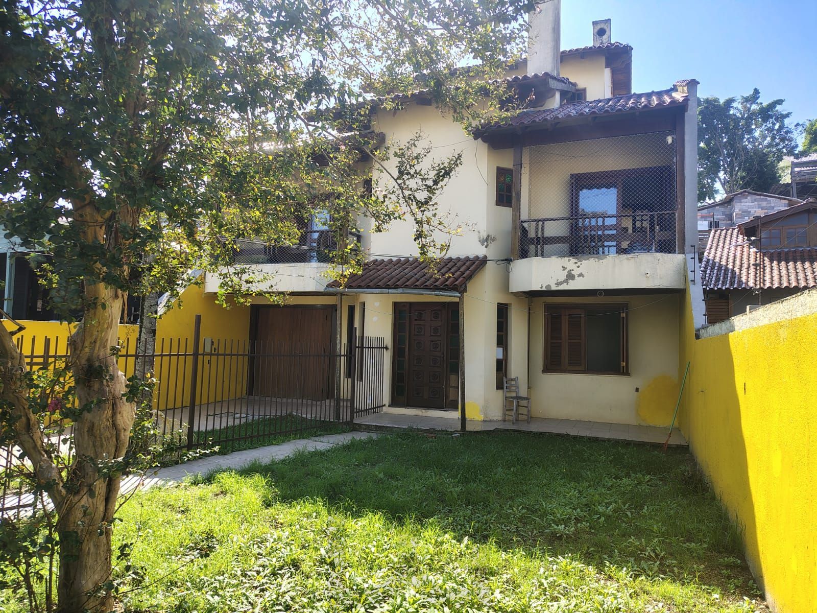 Casa de 4 dormitórios, 1 suíte e 4 vagas de garagem no bairro Cavalhada. — foto 2