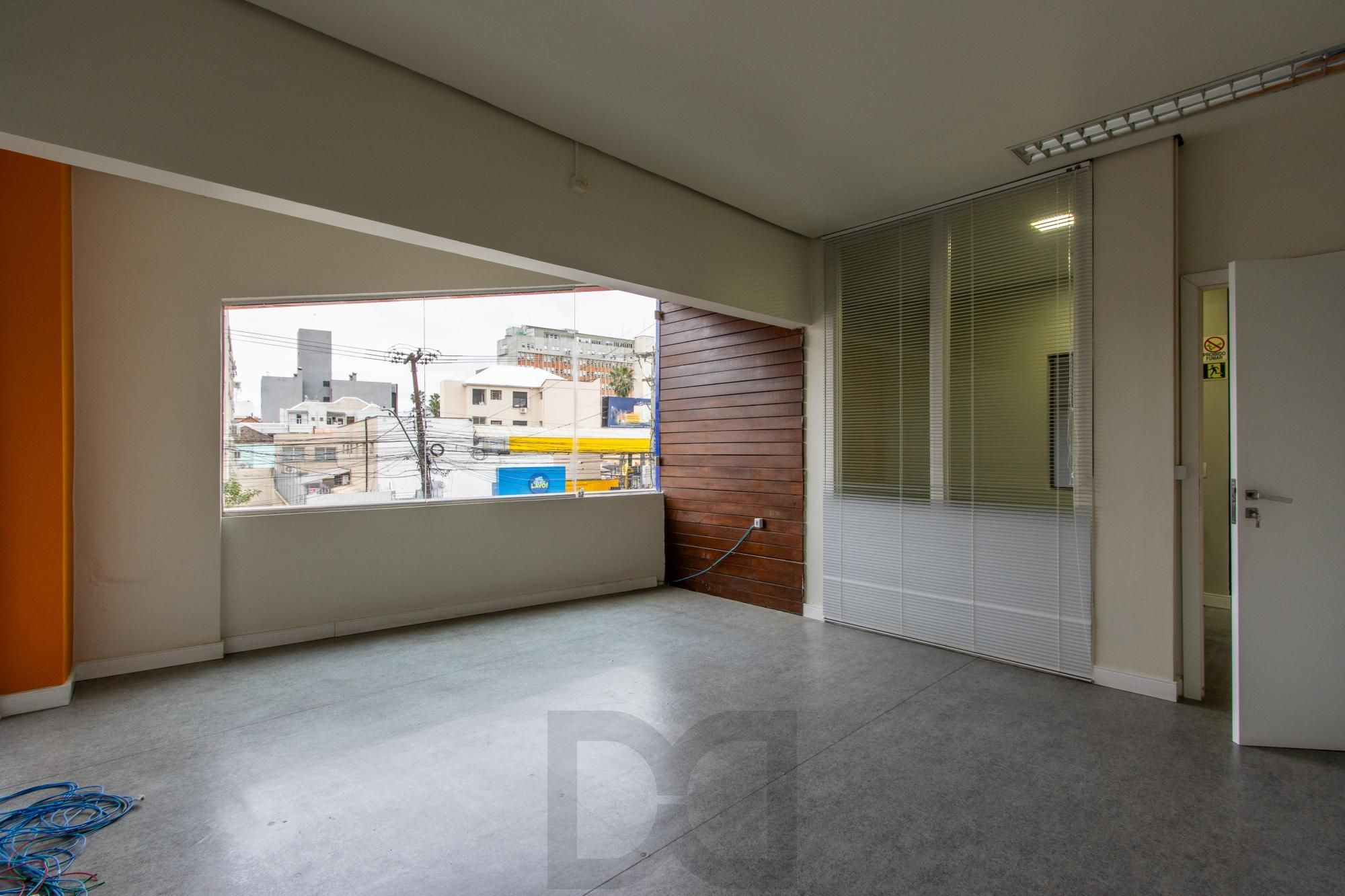 Casa Comercial 2 pisos - Excelente localização e Grande Visibilidade no Bairro Menino Deus - Ideal p/ Clínicas, escolas ou escritórios. — foto 35