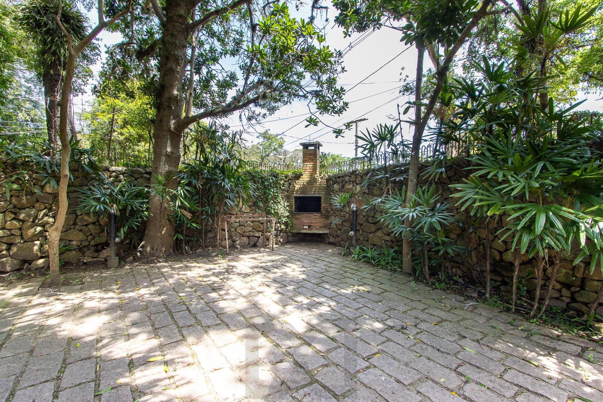 Casa com 2 dormitórios 3 banheiros. lareira e churrasqueira, e com arquitetura moderna. — foto 48