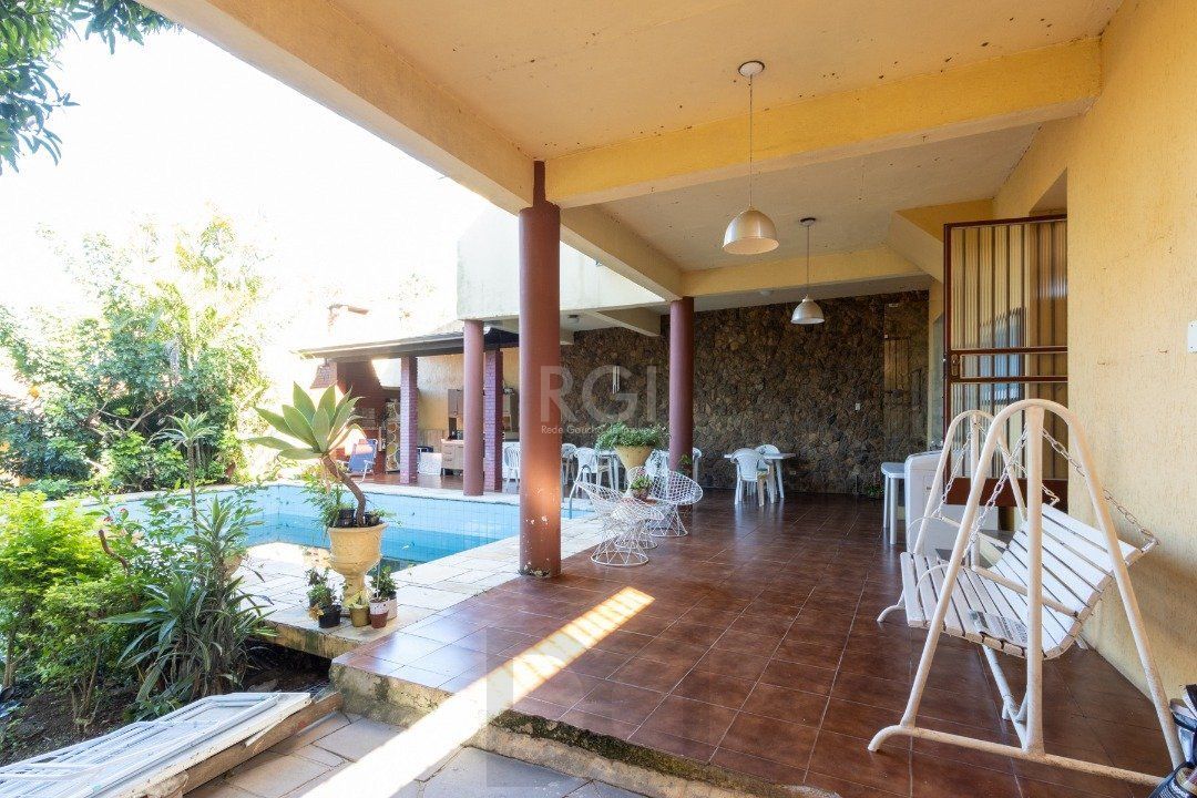 Sobrado com 345m² privativos, 3 suites, 2 vagas, churrasqueira. pátio com piscina - Bairro Cristal — foto 11