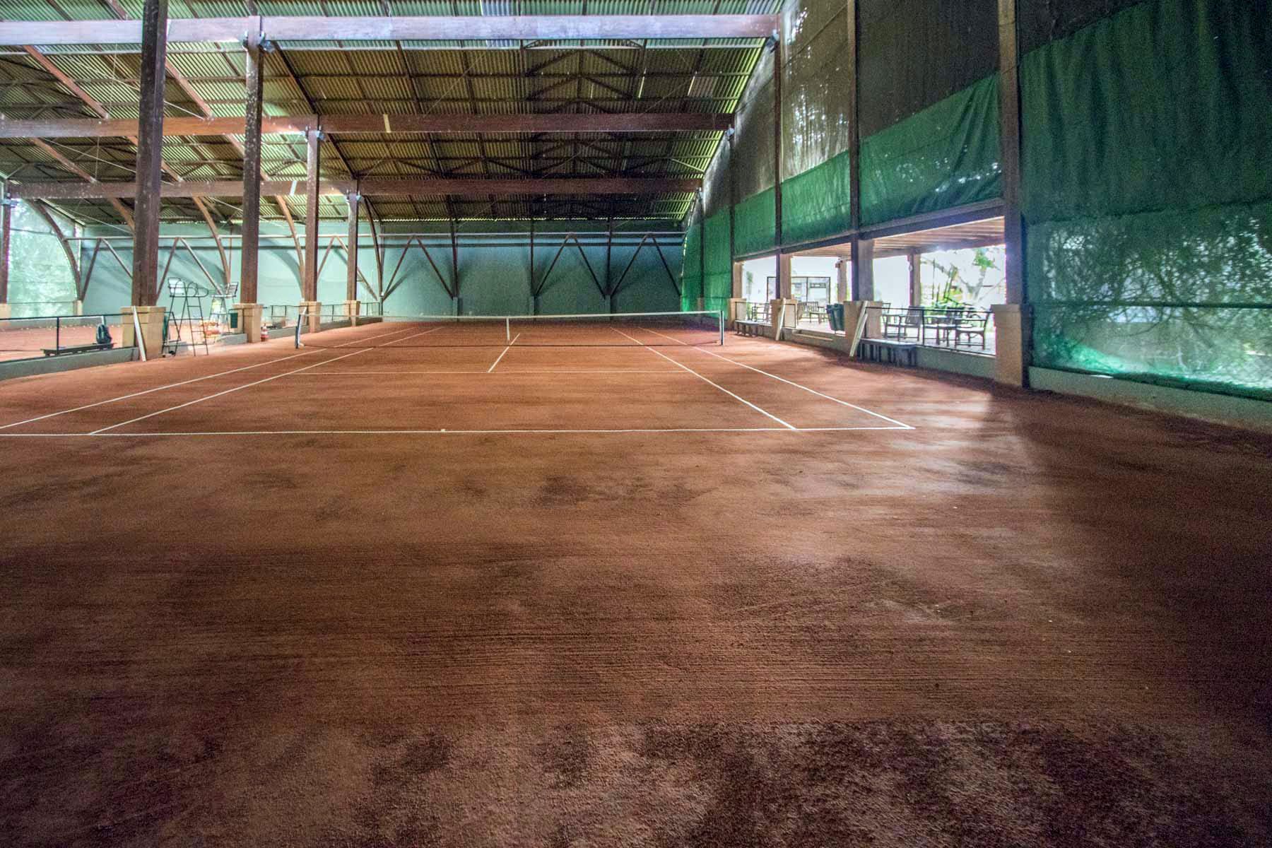 A casa conta com 434m2 de área construída, mas com um aproveitamento total dos 1.012m2 do lote — foto 61