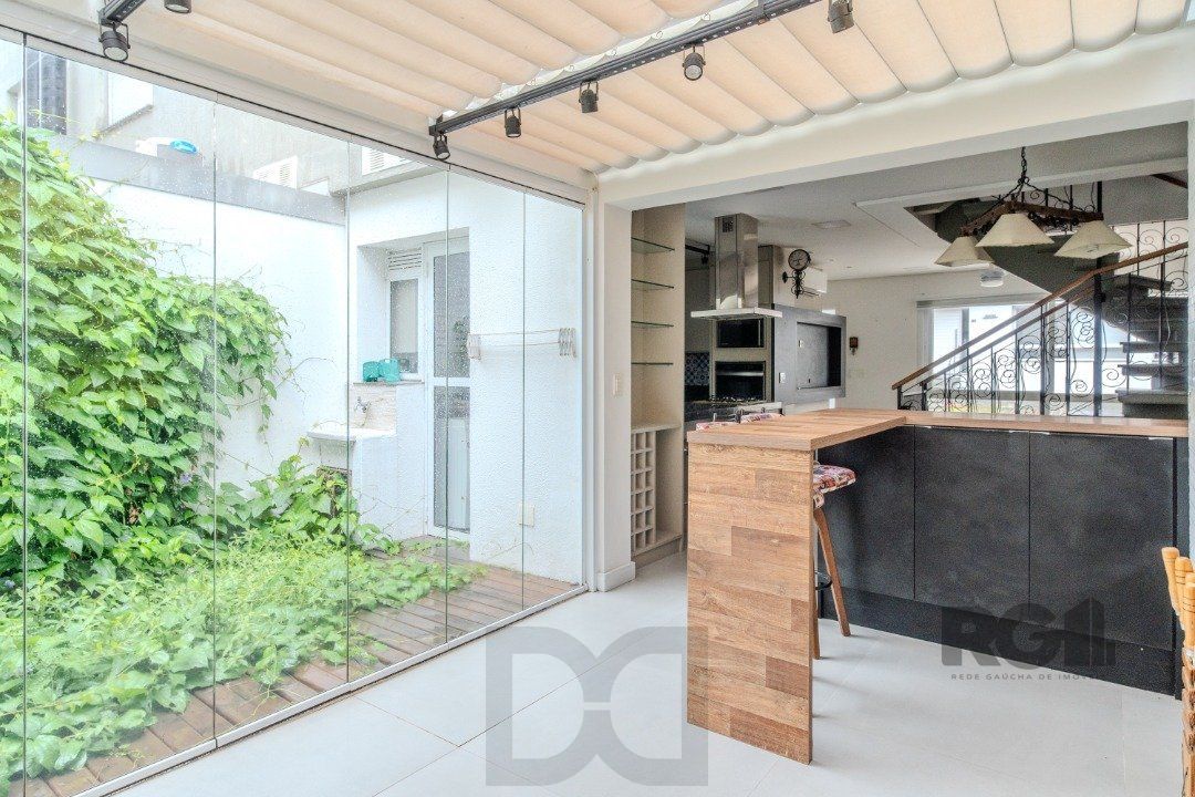 Casa impecável e mobiliada, com 3 niveis, possui 3 dormitórios sendo 1 suíte, 4 banheiros. — foto 14