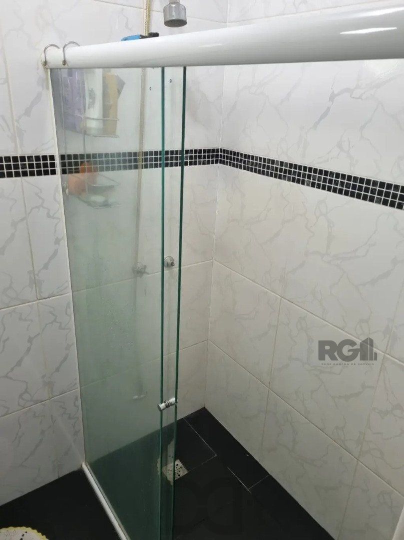 Casa térrea, 3 dormitórios, 1 suíte, living para 2 ambientes, cozinha, pátio, 2 banheiros e 4 vagas . — foto 13