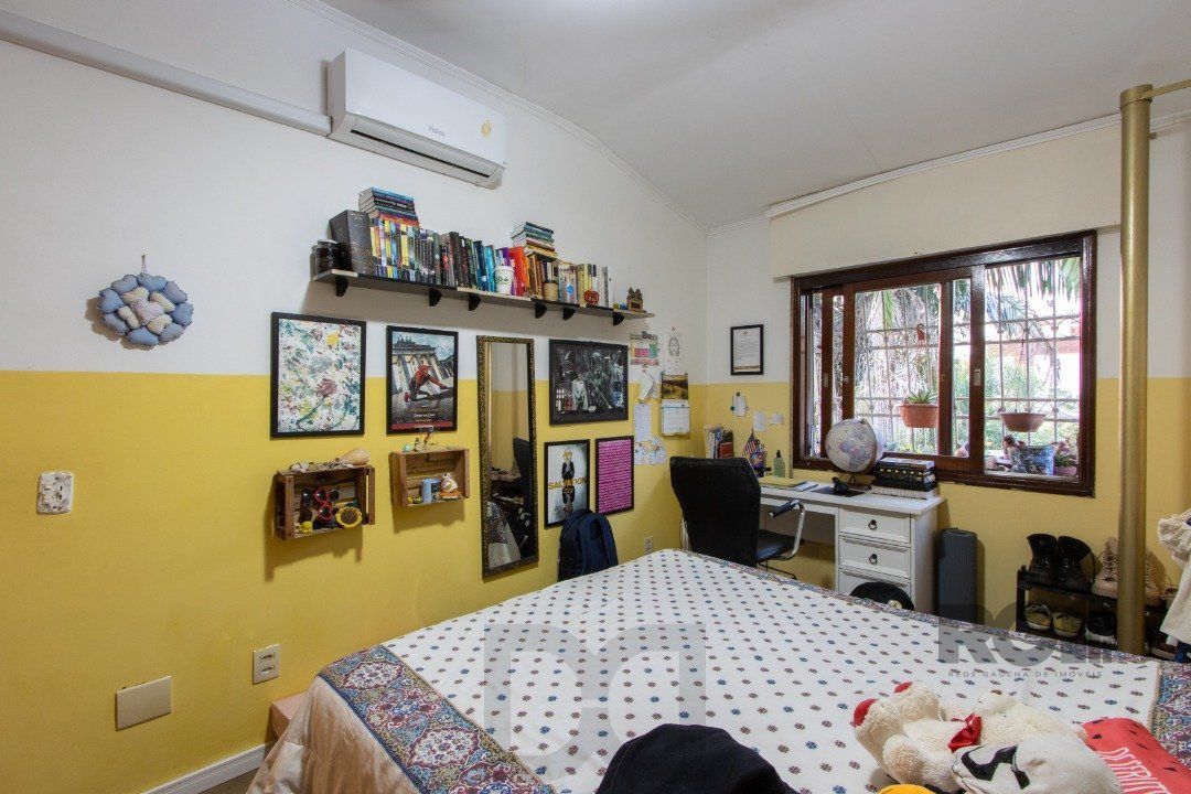 Casa no bairro Cristal, Possui 4 dormitórios, sendo 1suíte, closet e banheira de hidromassagem, com possibilidade de um podendo 1 dormitórios extra. — foto 57