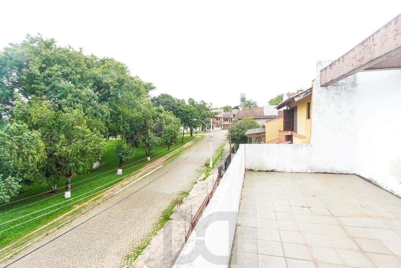 Casa com 300m², localizada na zona sul de Porto Alegre, com lareira, piscina e 3 vagas de garagem cobertas. — foto 15