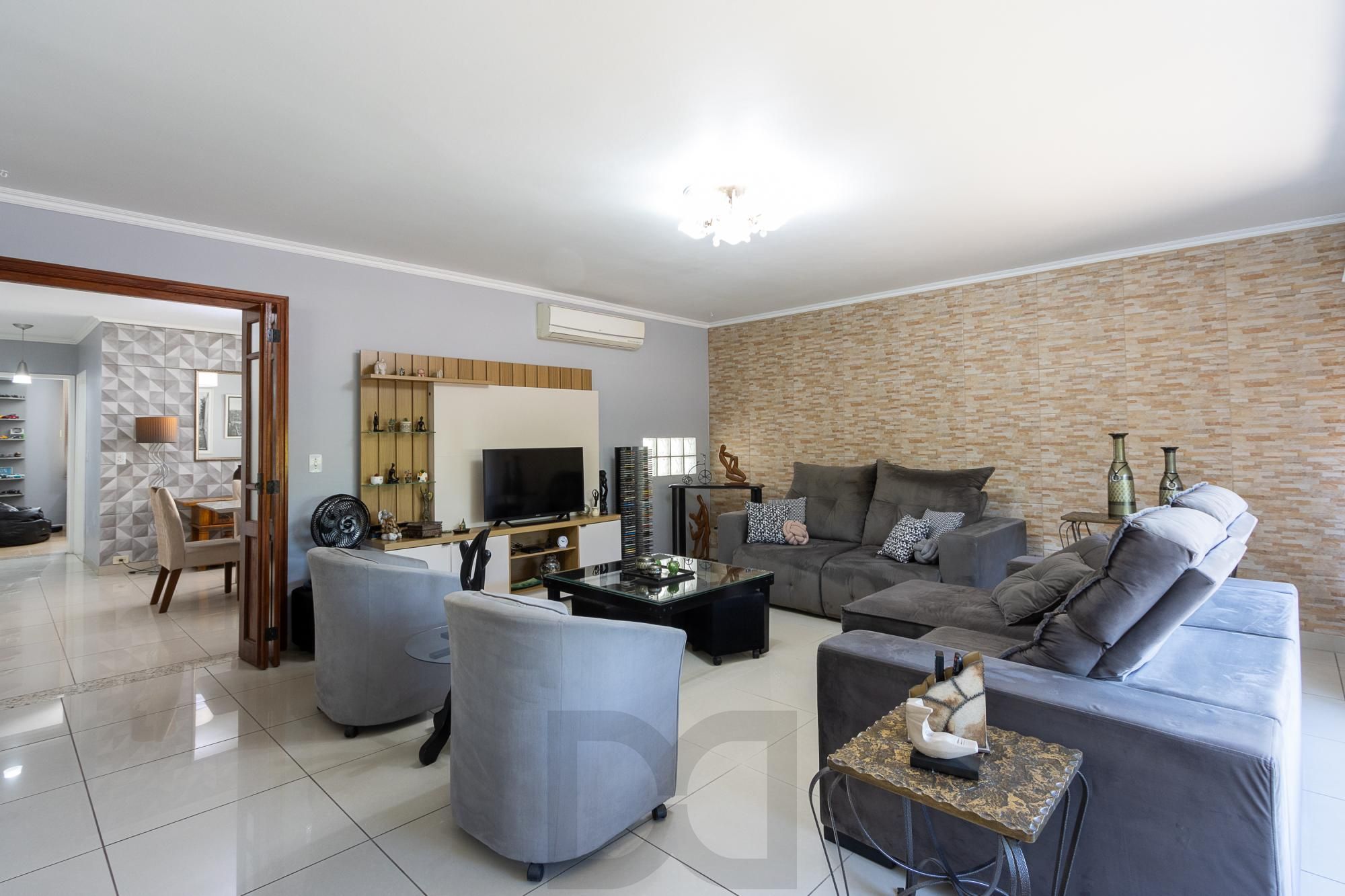 Casa de alvenaria, 4 dormitórios, 2 suítes, bairro Cristal. — foto 8