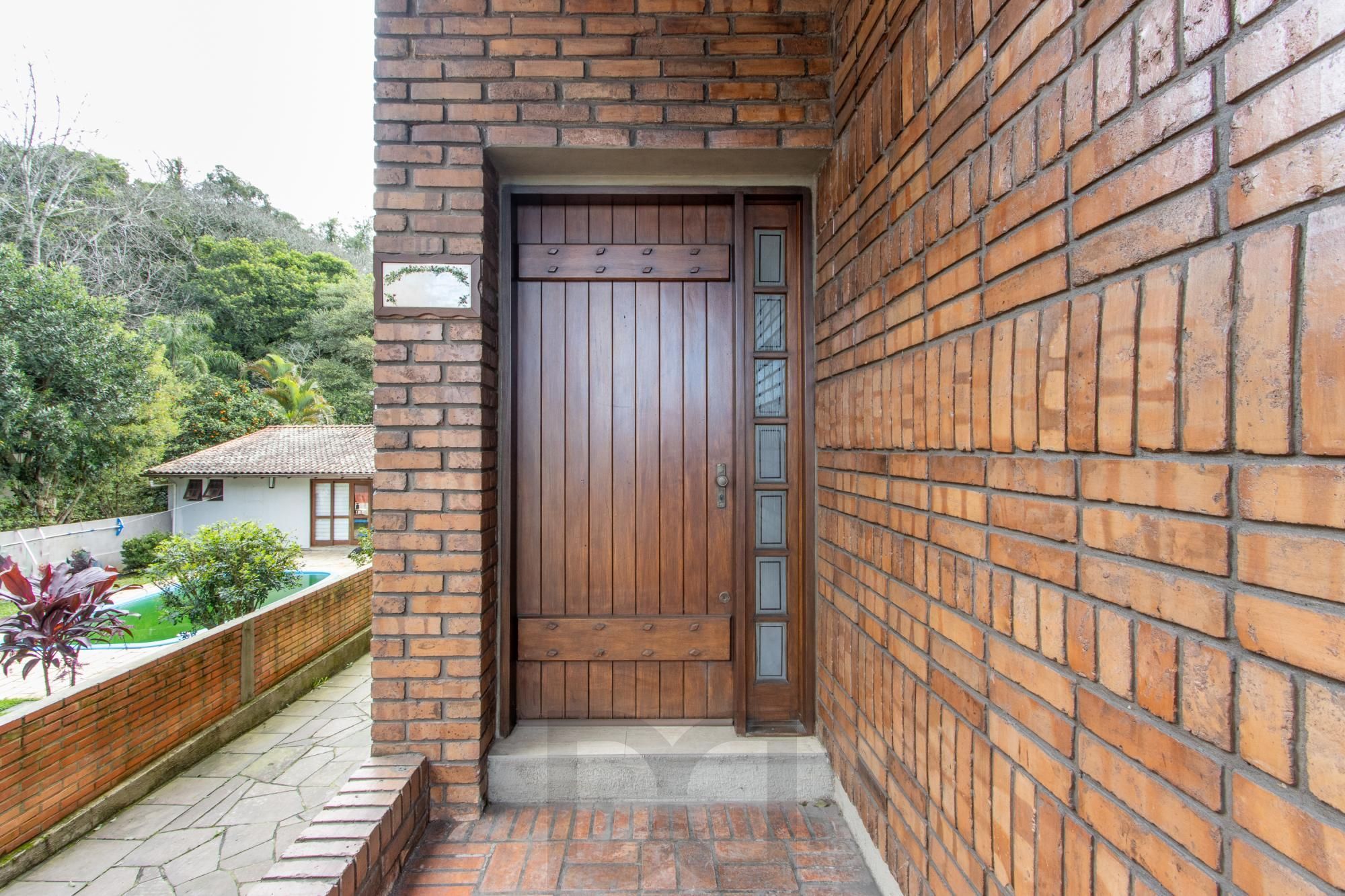 Ampla Casa com 2 Suítes, Closet, Lareira e Pátio com Árvores Frutíferas. — foto 6