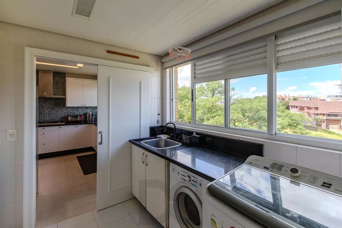 Apartamento com 3 dormitórios, 2 vagas e 231.61m² - Bairro Menino Deus — foto 44