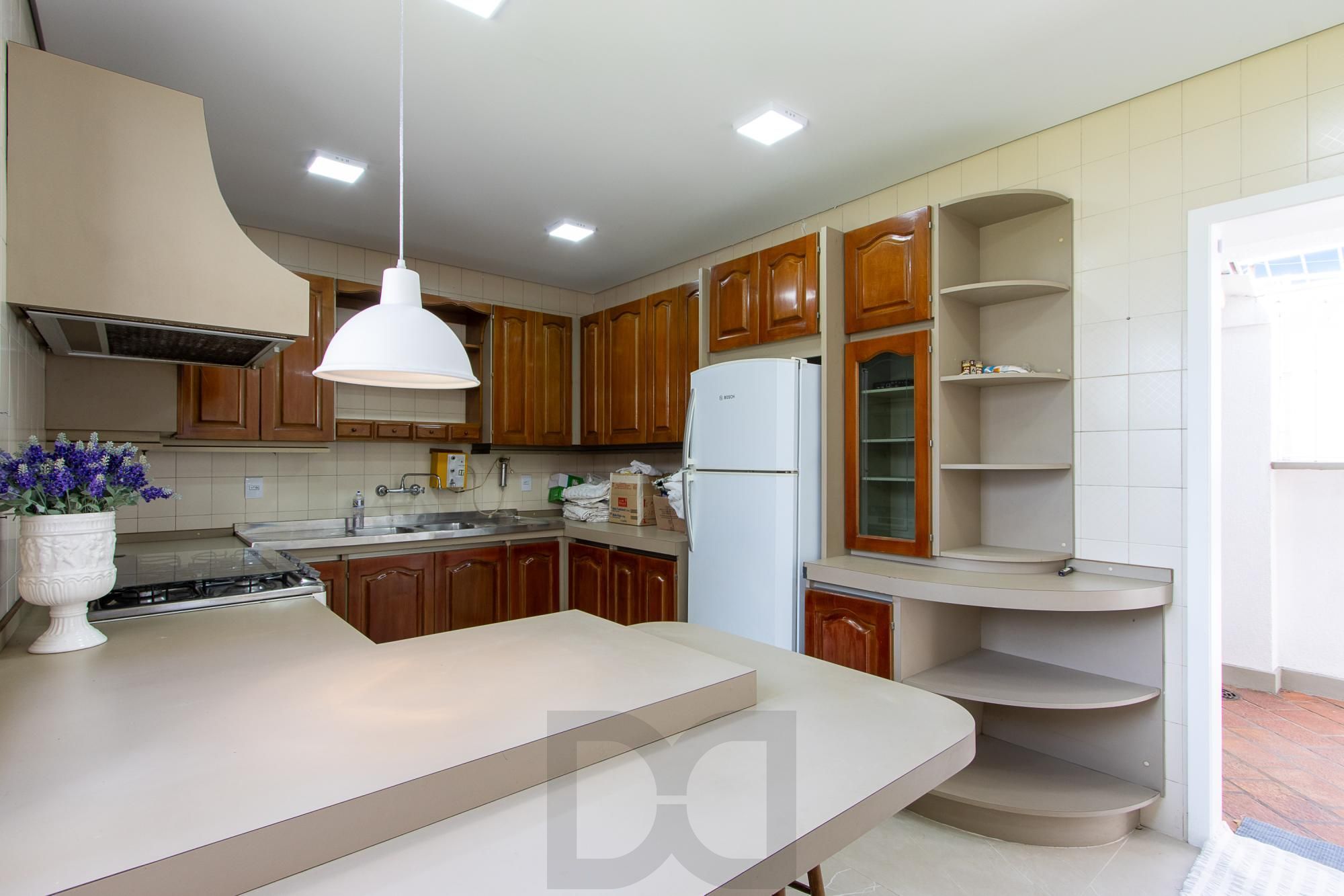 Casa com 2 dormitórios 3 banheiros. lareira e churrasqueira, e com arquitetura moderna. — foto 31