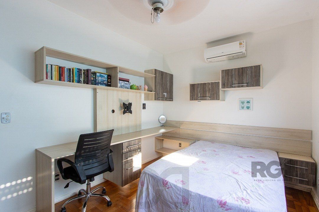 Casa térrea, com 3 dormitórios, 1 suíte, no bairro Ipanema. — foto 14
