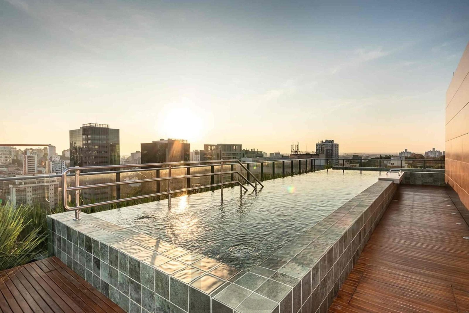 Studio de alto padrão construtivo mobiliado no bairro Moinhos de Vento, planta de 24,25 m² privativos com porcelanato, forro em gesso e aberturas em alumínio com vidros duplos. — foto 11