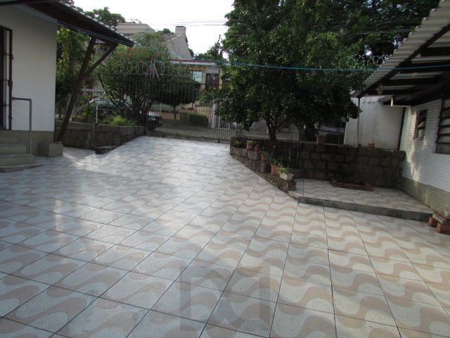 Casa térrea, com 3 dormitórios, 1 suíte, no bairro Nonoai. — foto 9
