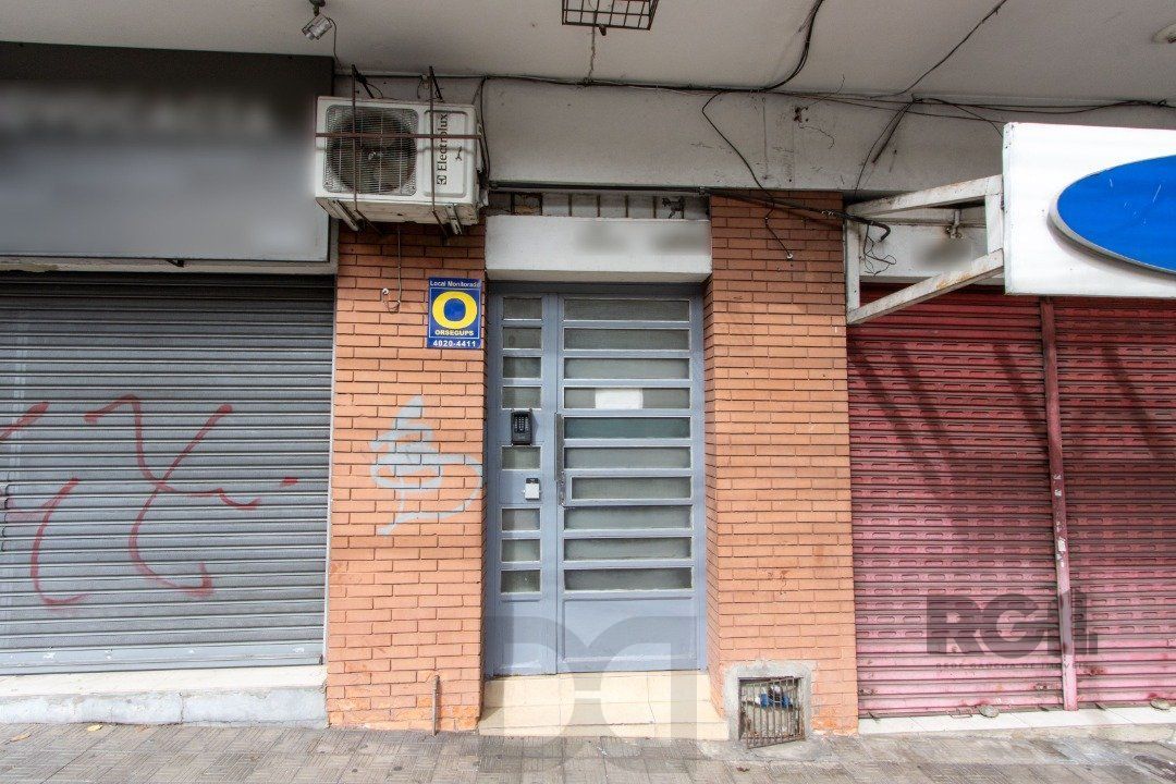 Apartamento com 70m² de área privativa, possui 3 dormitórios, sala para 2 ambientes, banheiro social, cozinha com móveis planejados e área de serviço. — foto 2