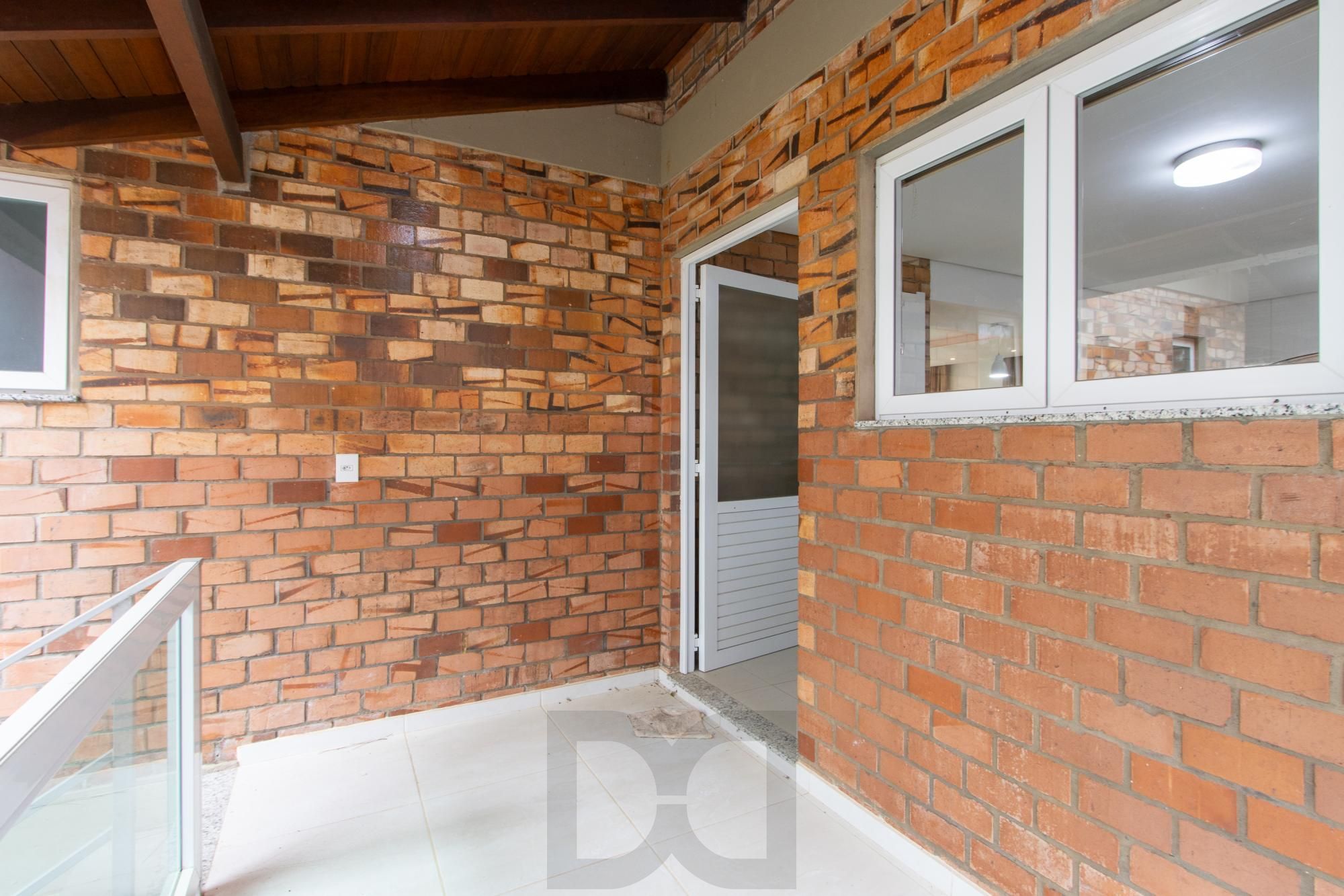 Casa de alvenaria, com 3 dormitórios, 1 suíte, living, cozinha, lavanderia, churrasqueira, banheiro social, pátio e 4 vagas de garagem. — foto 31