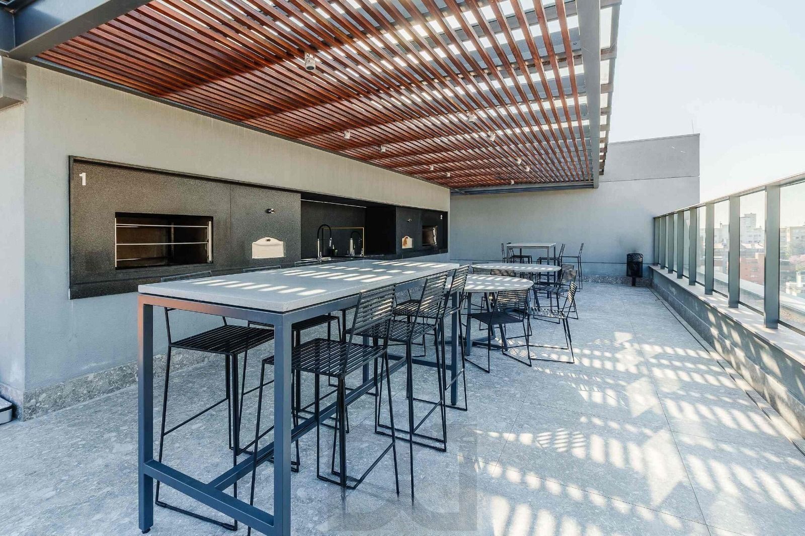 Studio de alto padrão construtivo mobiliado no bairro Moinhos de Vento, planta de 24,25 m² privativos com porcelanato, forro em gesso e aberturas em alumínio com vidros duplos. — foto 9