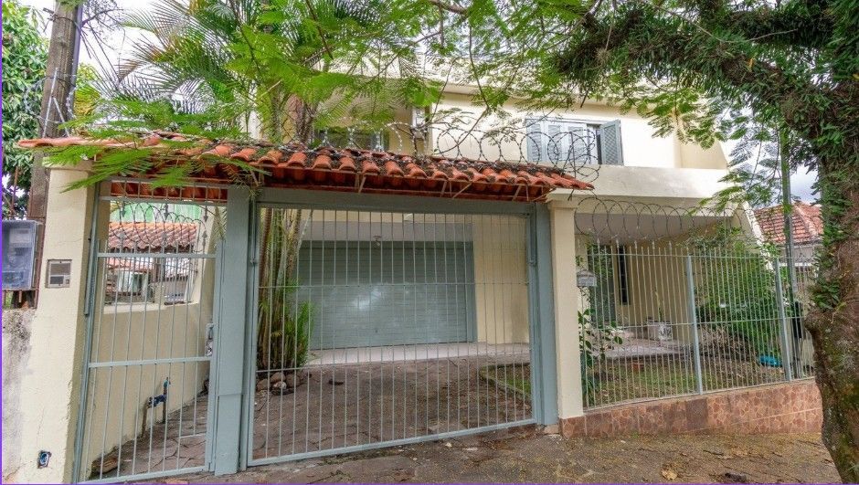 Casa de 3 quartos,1 suíte, closet, living com lareira, pátio, piscina e 2 vagas de garagem. — foto 1