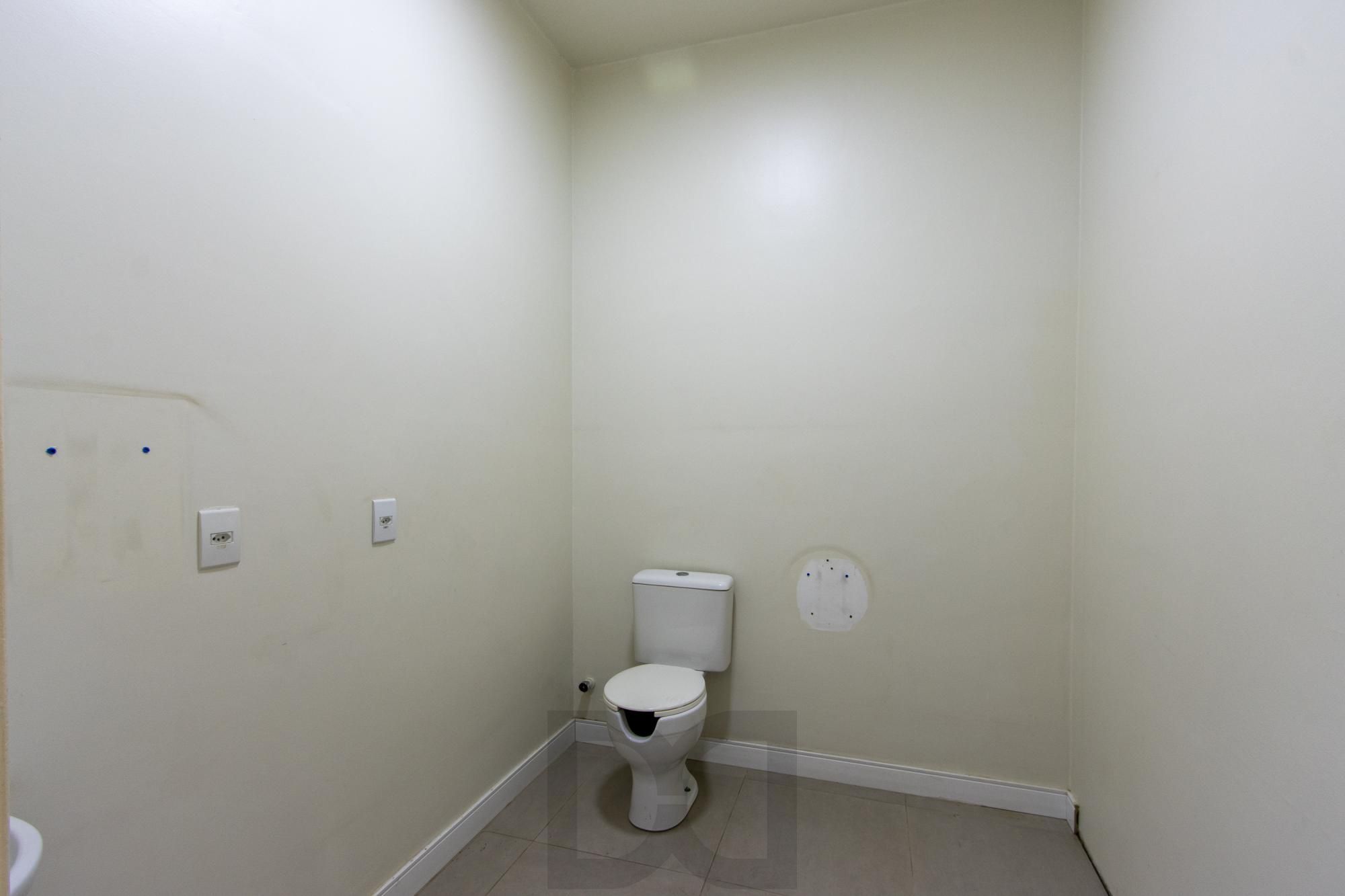 Casa Comercial 2 pisos - Excelente localização e Grande Visibilidade no Bairro Menino Deus - Ideal p/ Clínicas, escolas ou escritórios. — foto 21