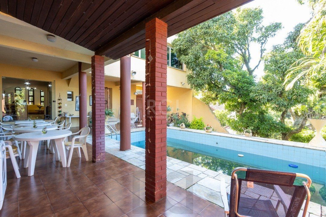 Sobrado com 345m² privativos, 3 suites, 2 vagas, churrasqueira. pátio com piscina - Bairro Cristal — foto 15