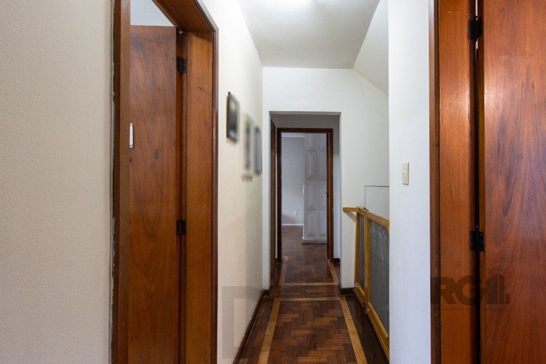 Casa no bairro Cristal, Possui 4 dormitórios, sendo 1suíte, closet e banheira de hidromassagem, com possibilidade de um podendo 1 dormitórios extra. — foto 35