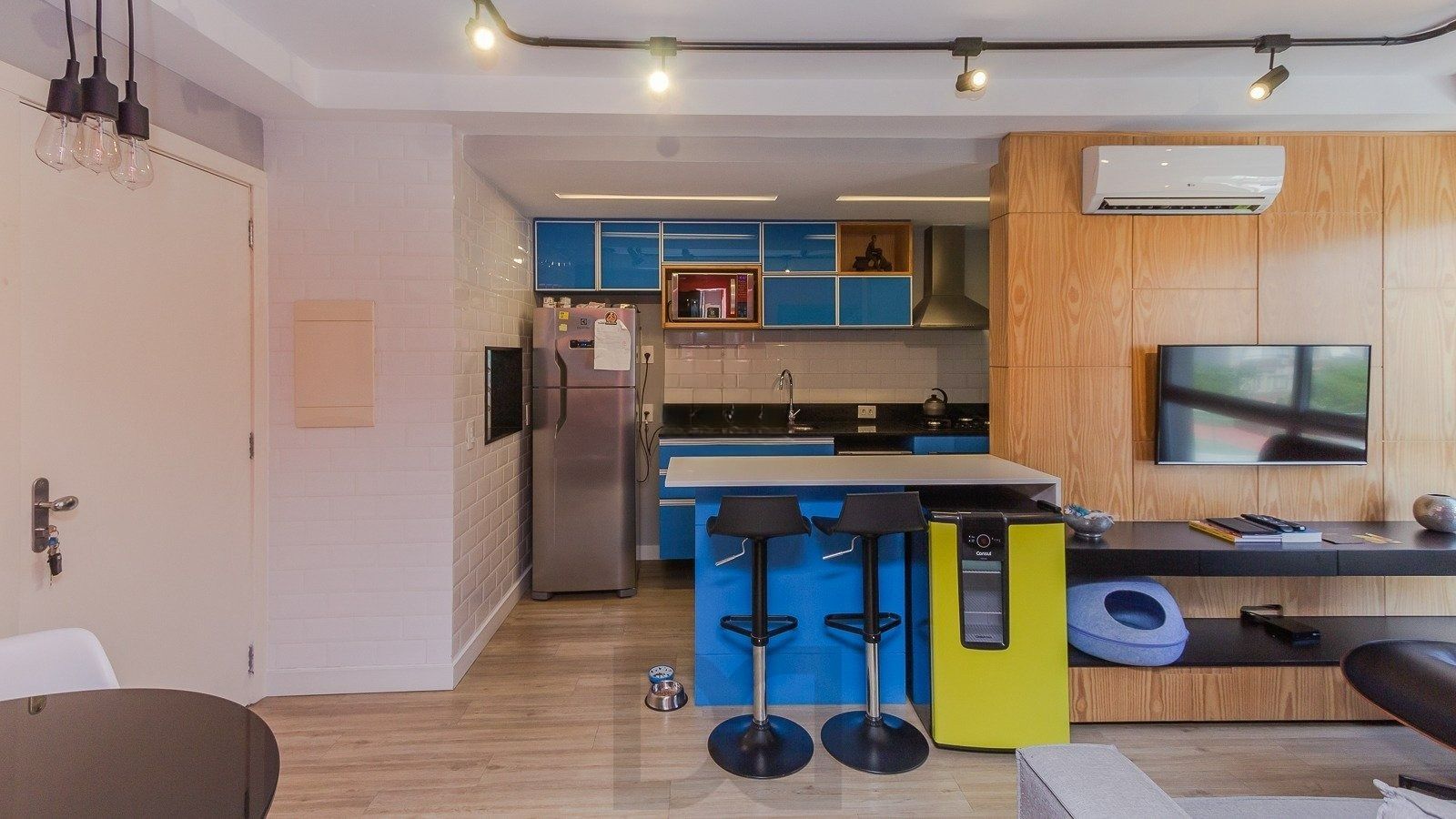 Apartamento 2 dormitórios, 1 suíte, 2 vagas, Petrópolis, Porto Alegre. — foto 1